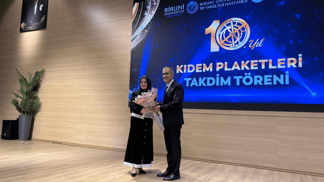 Le 10e anniversaire de notre hôpital a été célébré par un dîner d’iftar et une cérémonie de remise des prix d’ancienneté !